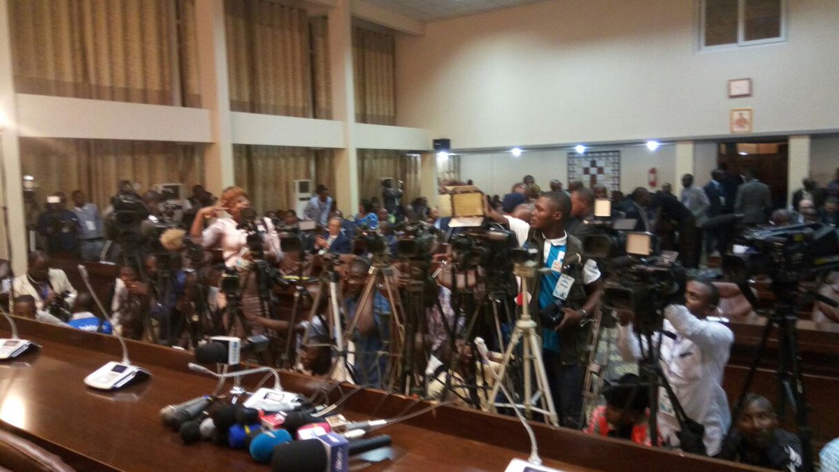 Media waited