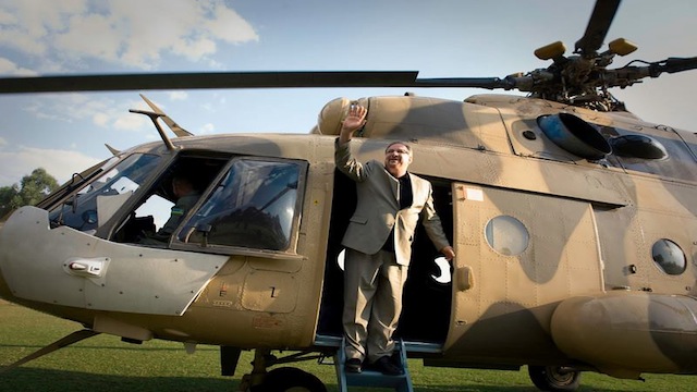 Pastor Rick Warren, flying in a Rwandan military helicopter  2013, when he was still wanted